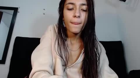 Snapshot of srta_luciana chatting on 12/16/25, 12:10 . . online show from 12/16/25, 12:10