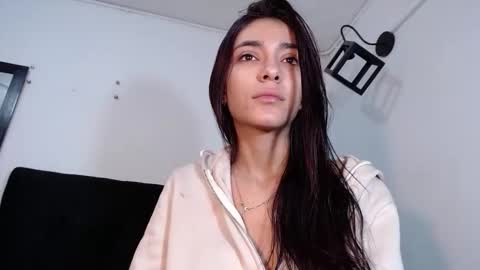 Snapshot of srta_luciana chatting on 12/17/25, 12:22 . . online show from 12/17/25, 12:22