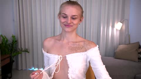 Snapshot of ssscarlett chatting on 12/17/24, 04:12 Scarlett online show from 12/17/24, 04:12