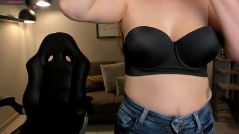 Snapshot of staceywood_ chatting on 12/29/24, 11:18 Stacy Woods online show from 12/29/24, 11:18