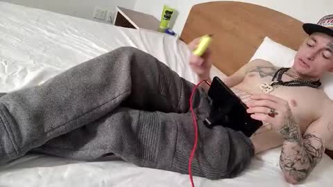 Snapshot of staightupdownbad chatting on 02/11/26, 12:43 Straightupdownbad online show from 02/11/26, 12:43