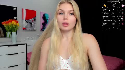 Snapshot of starlight_2004 chatting on 03/09/25, 04:00 Caroline online show from 03/09/25, 04:00