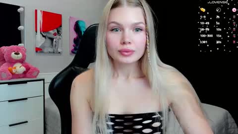 Snapshot of starlight_2004 chatting on 10/12/25, 06:12 Caroline online show from 10/12/25, 06:12