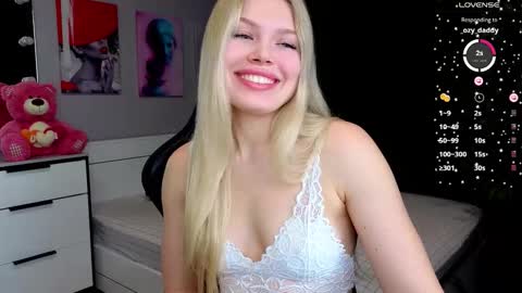 Snapshot of starlight_2004 chatting on 01/08/26, 04:59 Caroline online show from 01/08/26, 04:59