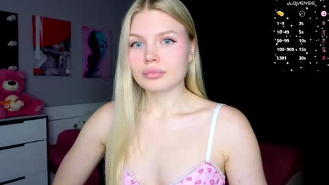 Snapshot of starlight_2004 chatting on 02/03/26, 09:25 Caroline online show from 02/03/26, 09:25