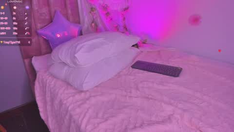 Snapshot of starlightsss_ chatting on 04/15/26, 01:23 . online show from 04/15/26, 01:23