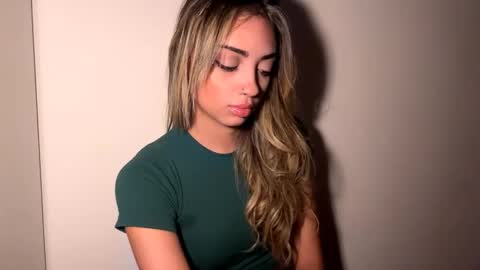 Mia online show from 04/08/26, 09:31