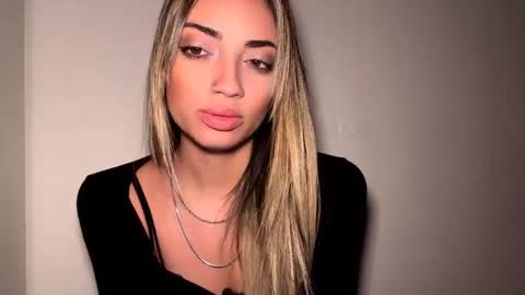 Mia online show from 04/10/26, 09:52