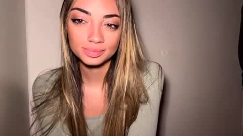 Mia online show from 04/11/26, 10:19