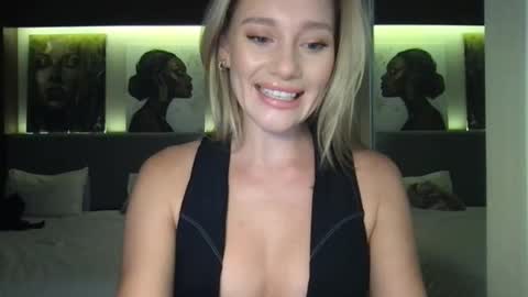 Stella online show from 10/04/25, 01:53