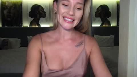 Stella online show from 10/08/25, 01:20