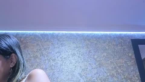 Estella online show from 12/19/25, 10:39