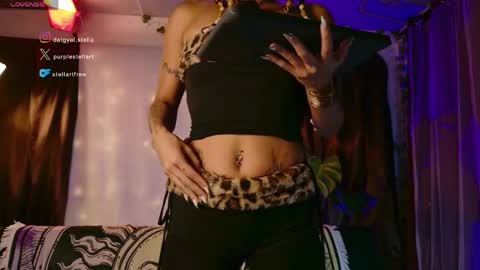 stellart_ online show from 04/12/26, 02:16