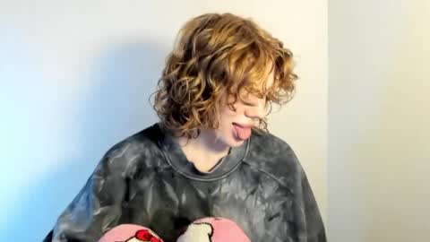 Snapshot of stellaswen chatting on 10/21/25, 10:49 S T E L L A online show from 10/21/25, 10:49