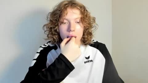 Snapshot of stellaswen chatting on 11/04/25, 08:13 S T E L L A online show from 11/04/25, 08:13