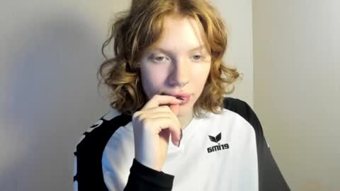 Snapshot of stellaswen chatting on 11/05/25, 09:09 S T E L L A online show from 11/05/25, 09:09