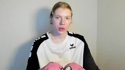 Snapshot of stellaswen chatting on 11/06/25, 10:05 S T E L L A online show from 11/06/25, 10:05