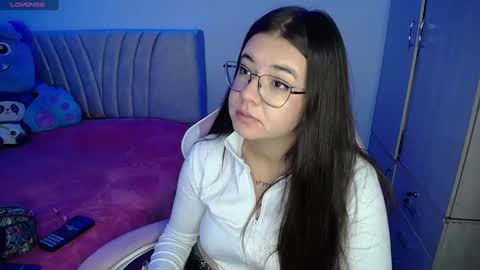 Snapshot of stepha_sweet chatting on 01/04/25, 01:21 Emma online show from 01/04/25, 01:21