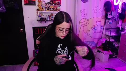 Snapshot of stephani_rousso chatting on 06/19/26, 12:15 joha cosmo online show from 06/19/26, 12:15