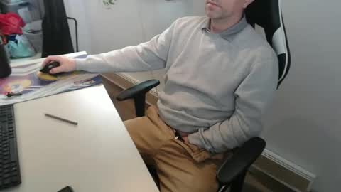 steve_oo8 online show from 02/25/25, 06:42