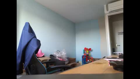 Snapshot of stickolive1 chatting on 12/17/25, 03:18 stickolive1 online show from 12/17/25, 03:18