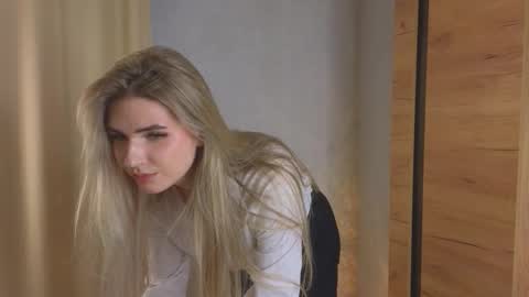 Luna online show from 11/18/25, 03:05