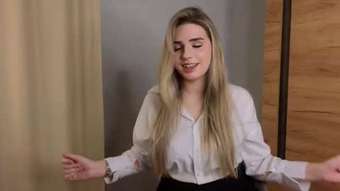 Luna online show from 11/19/25, 03:01