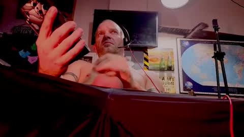 Snapshot of str8foryouguy chatting on 10/22/25, 04:40 Str8 online show from 10/22/25, 04:40