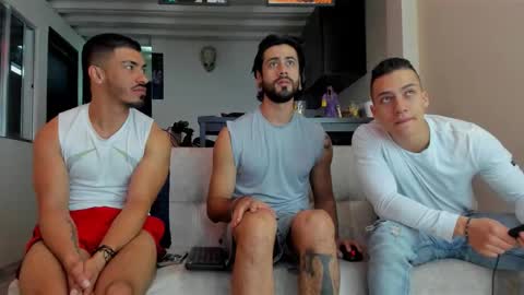 Snapshot of straight__friends chatting on 12/02/25, 11:00 straight__friends online show from 12/02/25, 11:00