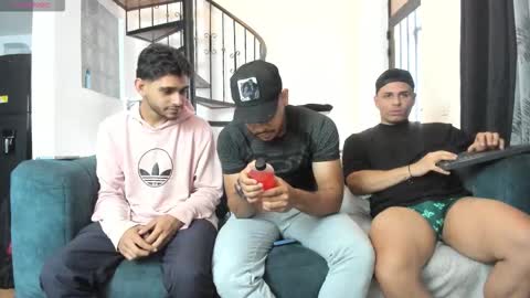 Snapshot of straight__friends chatting on 12/14/25, 02:55 straight__friends online show from 12/14/25, 02:55