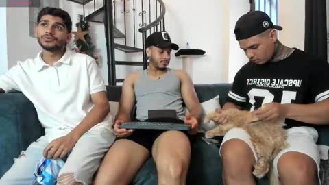 Snapshot of straight__friends chatting on 12/21/25, 02:57 straight__friends online show from 12/21/25, 02:57