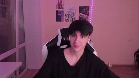 Snapshot of stralght_twinks chatting on 12/04/24, 04:54 Ray online show from 12/04/24, 04:54