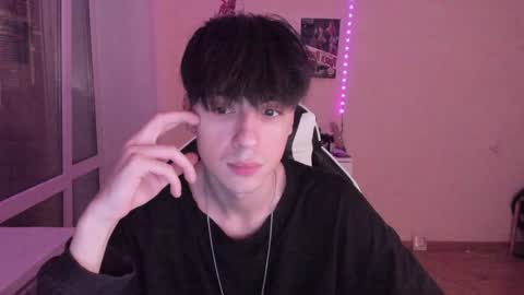 Snapshot of stralght_twinks chatting on 12/05/24, 02:53 Ray online show from 12/05/24, 02:53