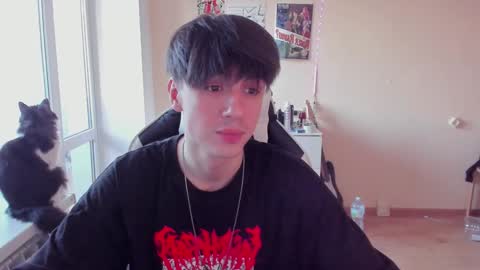 Snapshot of stralght_twinks chatting on 12/11/24, 08:58 Ray online show from 12/11/24, 08:58