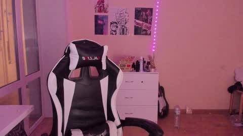 Snapshot of stralght_twinks chatting on 12/12/24, 06:14 Ray online show from 12/12/24, 06:14