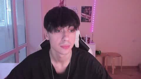 Snapshot of stralght_twinks chatting on 12/15/24, 07:24 Ray online show from 12/15/24, 07:24