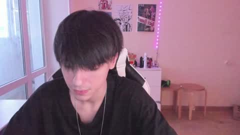 Snapshot of stralght_twinks chatting on 12/16/24, 12:49 Ray online show from 12/16/24, 12:49