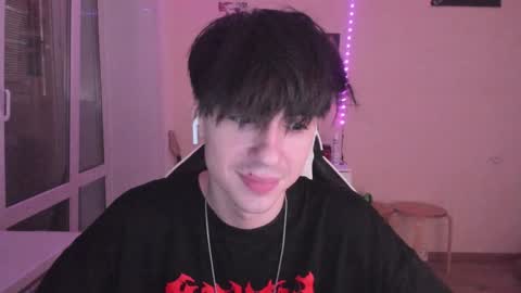 Snapshot of stralght_twinks chatting on 12/22/24, 01:34 Ray online show from 12/22/24, 01:34