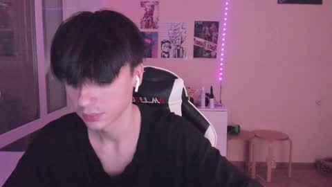 Snapshot of stralght_twinks chatting on 12/25/24, 03:29 Ray online show from 12/25/24, 03:29