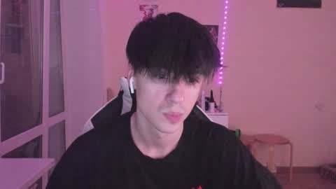 Snapshot of stralght_twinks chatting on 12/26/24, 11:35 Ray online show from 12/26/24, 11:35