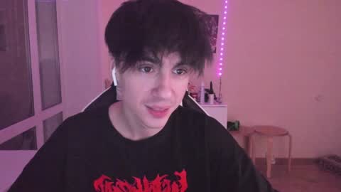 Snapshot of stralght_twinks chatting on 12/27/24, 02:36 Ray online show from 12/27/24, 02:36