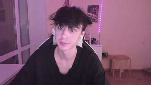 Snapshot of stralght_twinks chatting on 12/28/24, 12:47 Ray online show from 12/28/24, 12:47