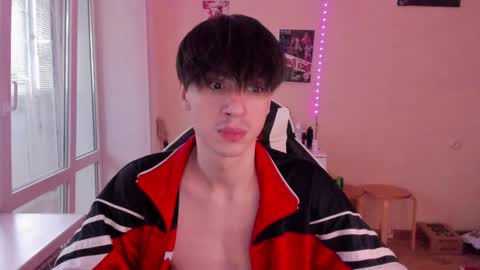 Snapshot of stralght_twinks chatting on 01/08/25, 12:26 Ray online show from 01/08/25, 12:26