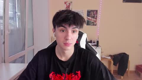 Snapshot of stralght_twinks chatting on 02/11/25, 02:02 Ray online show from 02/11/25, 02:02