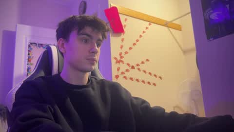 Snapshot of stralght_twinks chatting on 02/14/25, 04:09 Ray online show from 02/14/25, 04:09