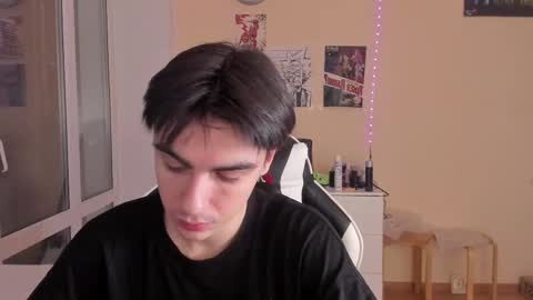 Snapshot of stralght_twinks chatting on 02/18/25, 03:32 Ray online show from 02/18/25, 03:32