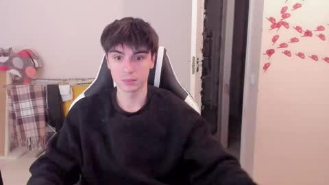 Snapshot of stralght_twinks chatting on 02/25/25, 04:31 Ray online show from 02/25/25, 04:31