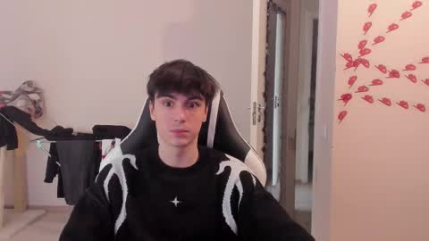 Snapshot of stralght_twinks chatting on 02/28/25, 12:31 Ray online show from 02/28/25, 12:31