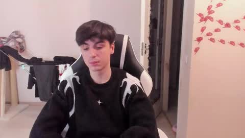 Snapshot of stralght_twinks chatting on 02/28/25, 03:37 Ray online show from 02/28/25, 03:37