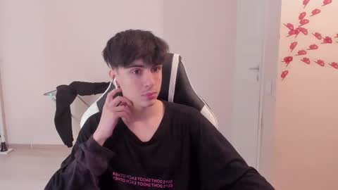 Snapshot of stralght_twinks chatting on 03/05/25, 01:17 Ray online show from 03/05/25, 01:17